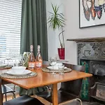 Stylish London Townhouse, Perfect For Large Groups, Convenient Public Transport Links, Close To Tower Bridge And London Liverpool Street