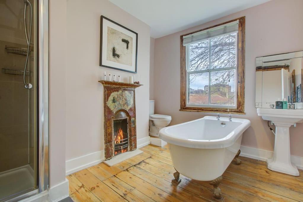Stylish Townhouse, Perfect For Large Groups, Convenient Public Transport Links, Close To Tower Bridge And Liverpool Street Apartment