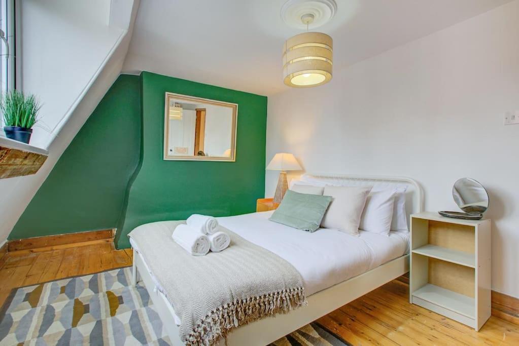Apartment Stylish Townhouse, Perfect For Large Groups, Convenient Public Transport Links, Close To Tower Bridge And Liverpool Street