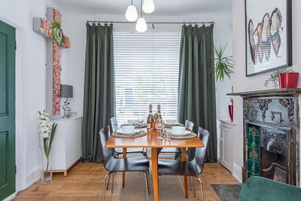 Apartment Stylish Townhouse, Perfect For Large Groups, Convenient Public Transport Links, Close To Tower Bridge And Liverpool Street