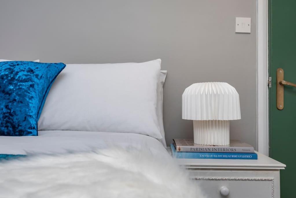 Stylish Townhouse, Perfect For Large Groups, Convenient Public Transport Links, Close To Tower Bridge And Liverpool Street Apartment London