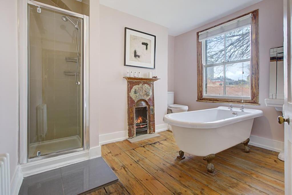 Stylish Townhouse, Perfect For Large Groups, Convenient Public Transport Links, Close To Tower Bridge And Liverpool Street