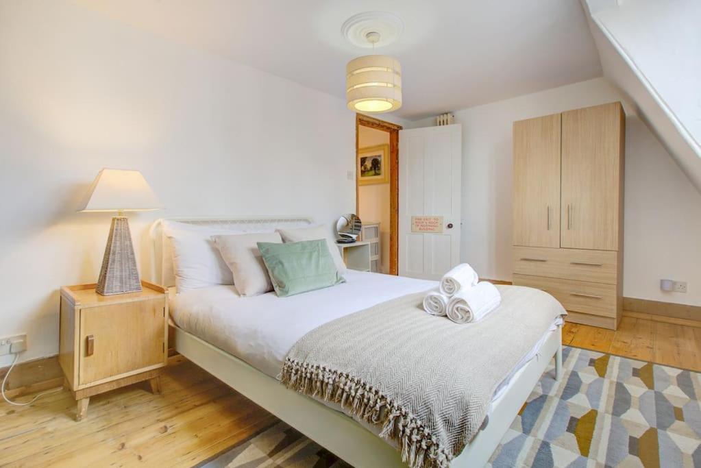 Apartment Stylish Townhouse, Perfect For Large Groups, Convenient Public Transport Links, Close To Tower Bridge And Liverpool Street London