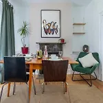 Stylish London Townhouse, Perfect For Large Groups, Convenient Public Transport Links, Close To Tower Bridge And London Liverpool Street