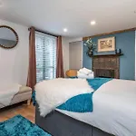 Stylish London Townhouse, Perfect For Large Groups, Convenient Public Transport Links, Close To Tower Bridge And London Liverpool Street