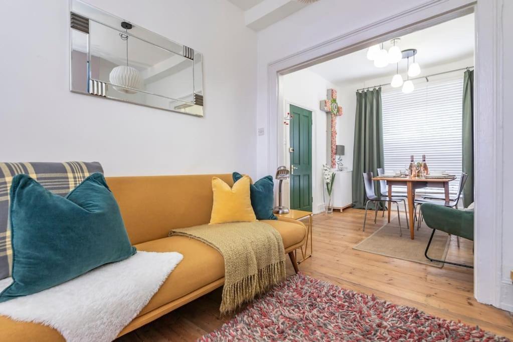 Appartamento Stylish Townhouse, Perfect For Large Groups, Convenient Public Transport Links, Close To Tower Bridge And Liverpool Street Londra