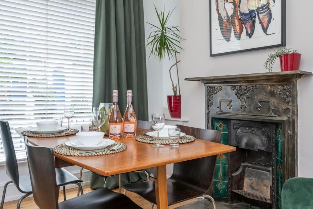 Stylish Townhouse, Perfect For Large Groups, Convenient Public Transport Links, Close To Tower Bridge And Liverpool Street Appartamento Londra