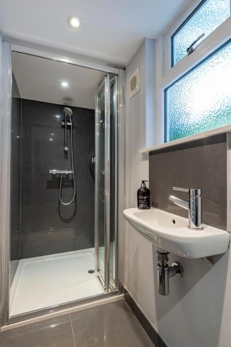 Appartamento Stylish Townhouse, Perfect For Large Groups, Convenient Public Transport Links, Close To Tower Bridge And Liverpool Street *