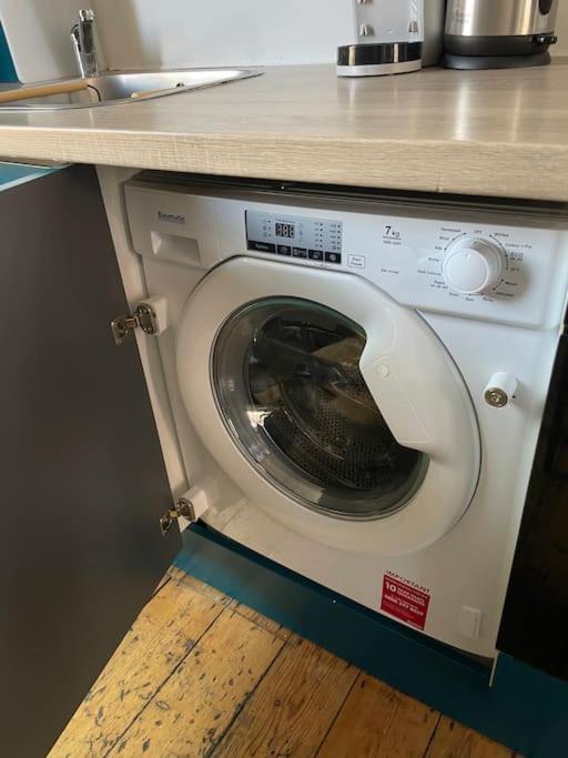 Stylish Townhouse, Perfect For Large Groups, Convenient Public Transport Links, Close To Tower Bridge And Liverpool Street Appartamento