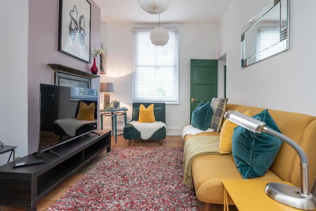 Stylish Townhouse, Perfect For Large Groups, Convenient Public Transport Links, Close To Tower Bridge And Liverpool Street Appartamento *