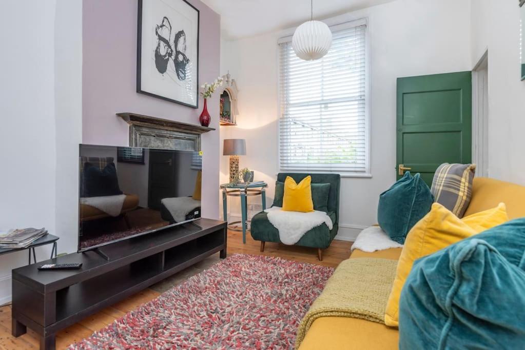 Stylish Townhouse, Perfect For Large Groups, Convenient Public Transport Links, Close To Tower Bridge And Liverpool Street *