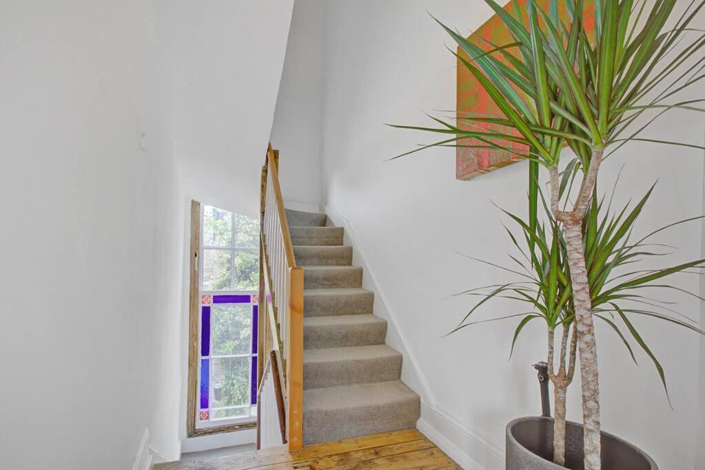 Stylish Townhouse, Perfect For Large Groups, Convenient Public Transport Links, Close To Tower Bridge And Liverpool Street Appartamento Londra