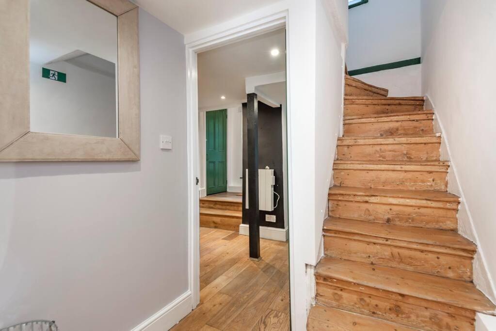 Stylish Townhouse, Perfect For Large Groups, Convenient Public Transport Links, Close To Tower Bridge And Liverpool Street Appartamento Londra
