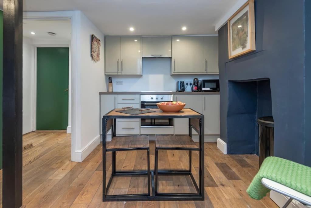Stylish Townhouse, Perfect For Large Groups, Convenient Public Transport Links, Close To Tower Bridge And Liverpool Street *