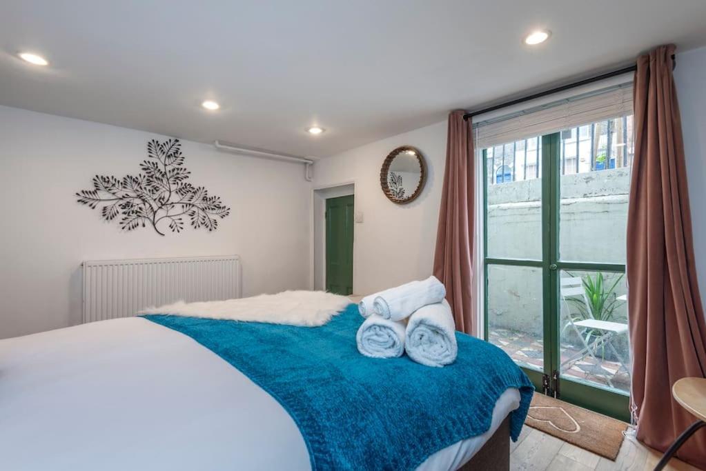 Stylish Townhouse, Perfect For Large Groups, Convenient Public Transport Links, Close To Tower Bridge And Liverpool Street Appartamento *