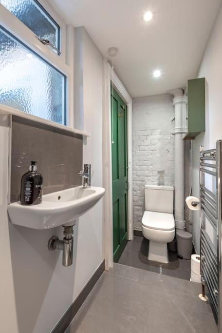 Appartamento Stylish Townhouse, Perfect For Large Groups, Convenient Public Transport Links, Close To Tower Bridge And Liverpool Street Londra