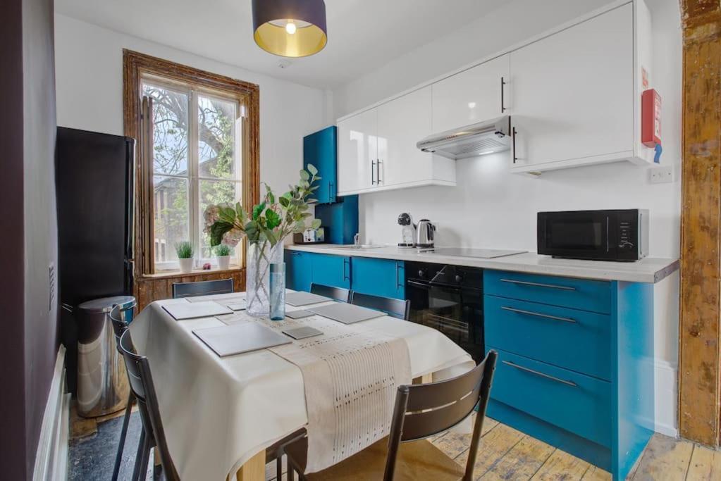 Stylish Townhouse, Perfect For Large Groups, Convenient Public Transport Links, Close To Tower Bridge And Liverpool Street Londra