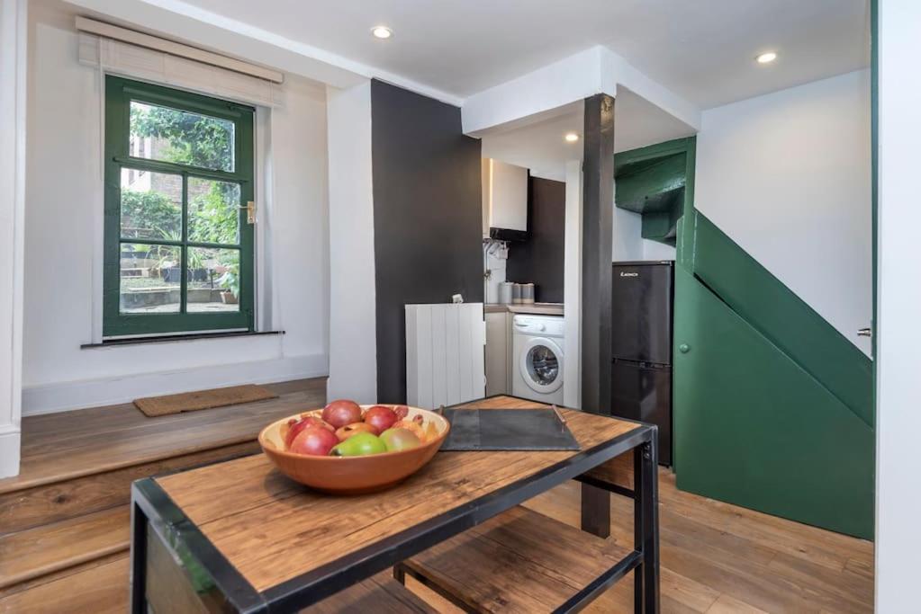 Stylish Townhouse, Perfect For Large Groups, Convenient Public Transport Links, Close To Tower Bridge And Liverpool Street * Londra